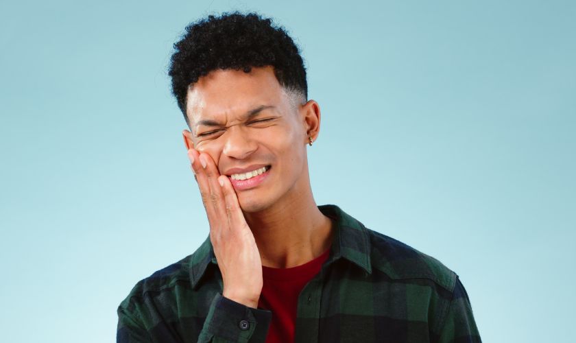 men having dental problem